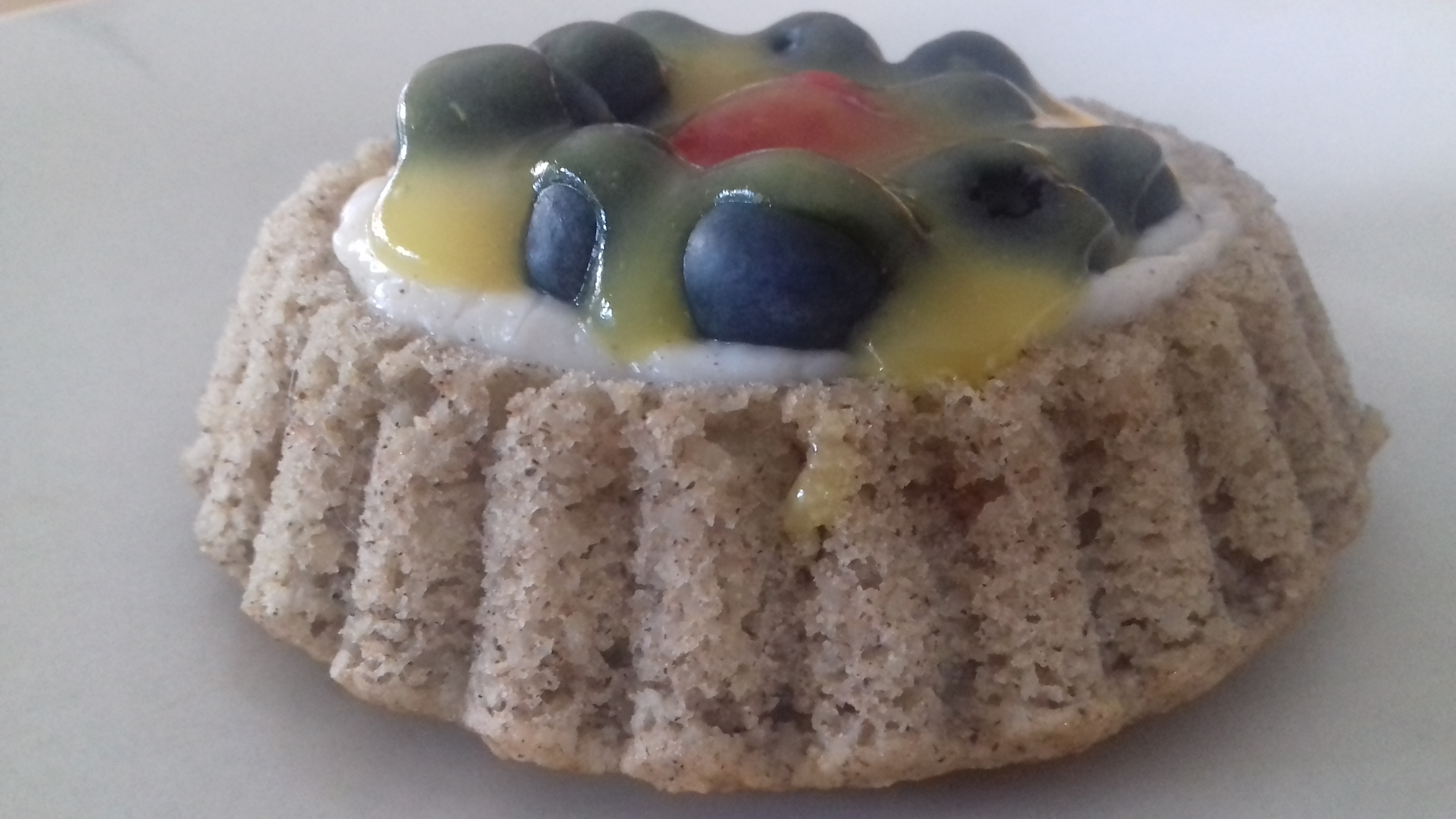 Pastís de fajol amb fruites de temporada i crema de vainilla i taronja (sense gluten i vegà)